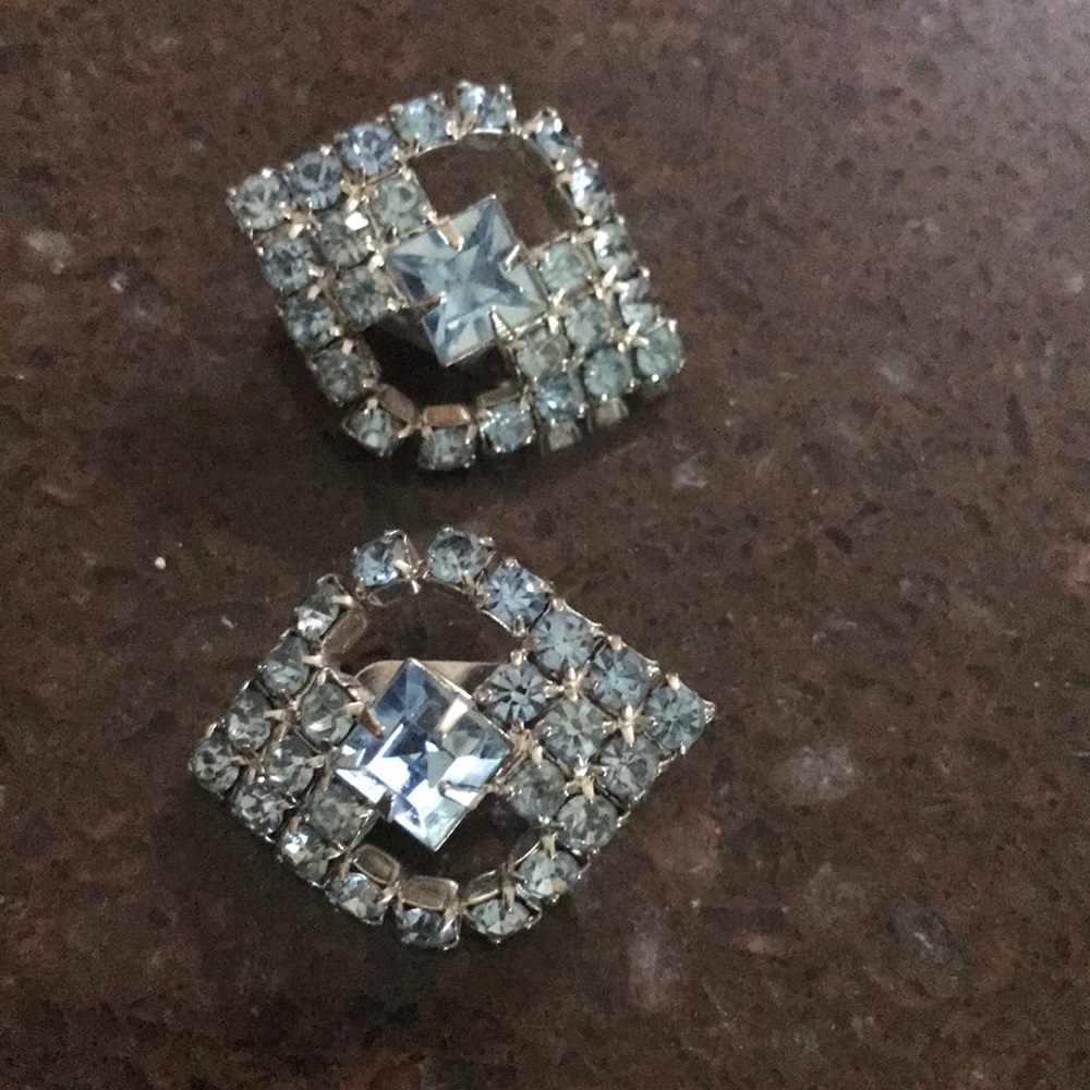 Beautiful vintage clip on earrings😊